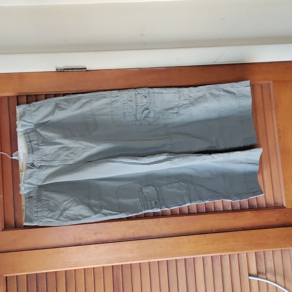 Columbia woman size 10 Gray cargo Capri pants